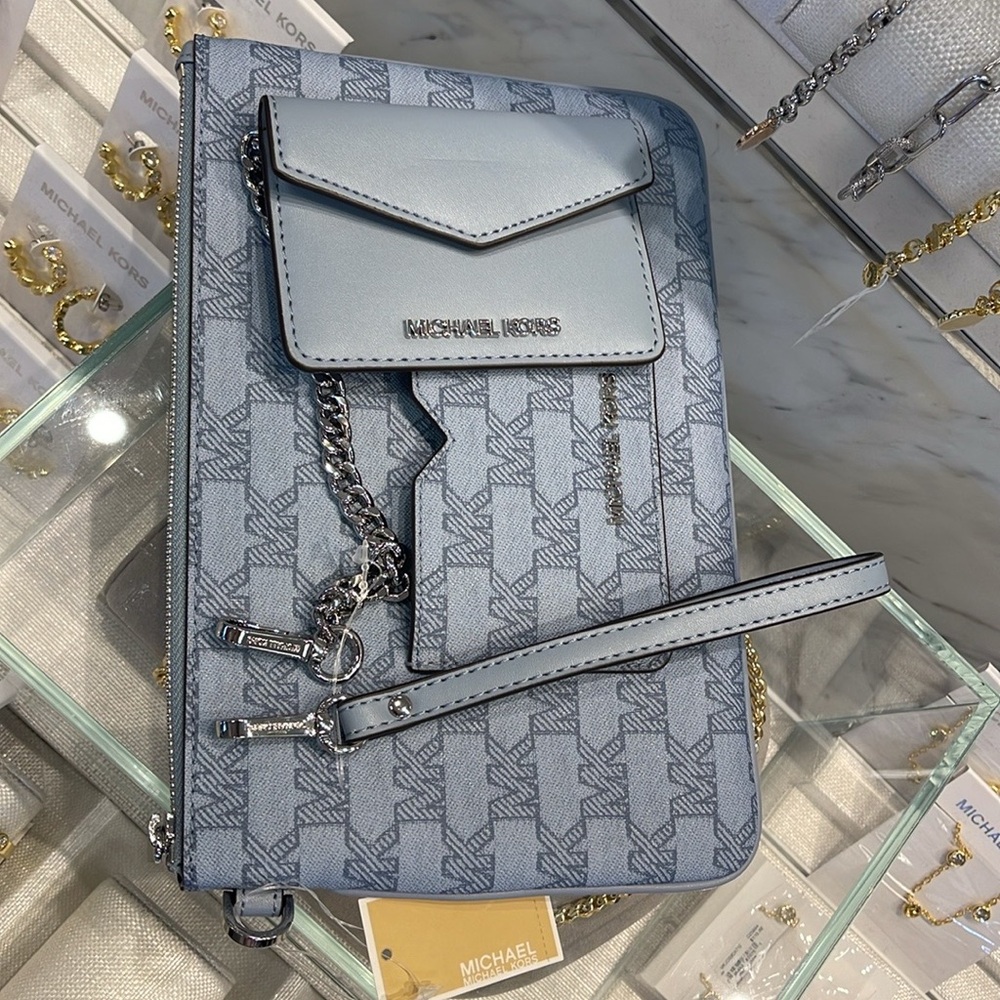 Michae Kors Jet Set Item Large Logo 2-in-1 Central Zip Wristlet
Pale Blue 
NWT
